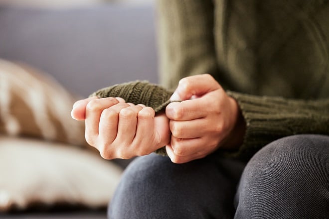 Jeune femme méconnaissable se sentant anxieuse