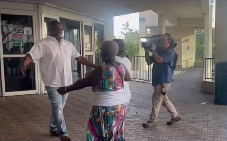 Sydney Holmes sortant de prison et rejoignant sa famille