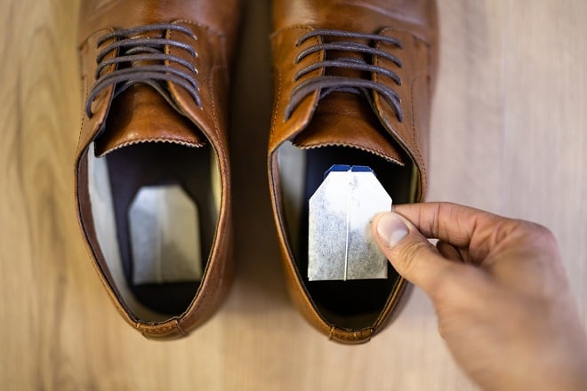 Sachets de thé dans des chaussures