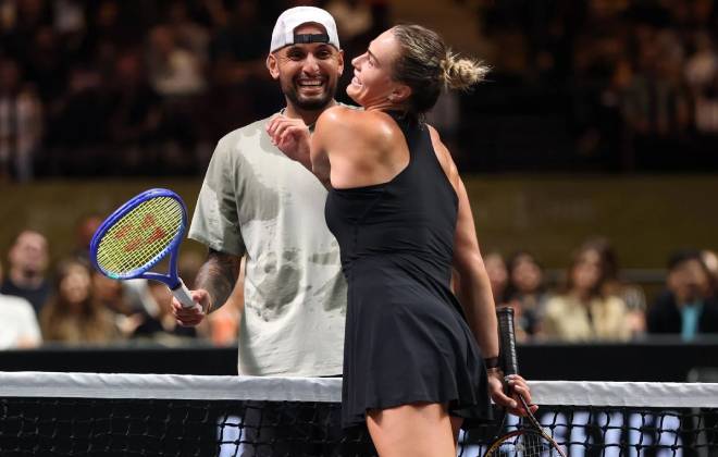 Nick Kyrgios et Aryna Sabalenka se serrant la main
