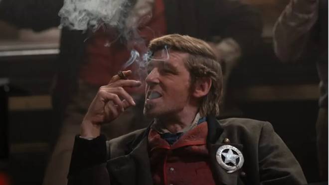 Paul Anderson dans The Gray House