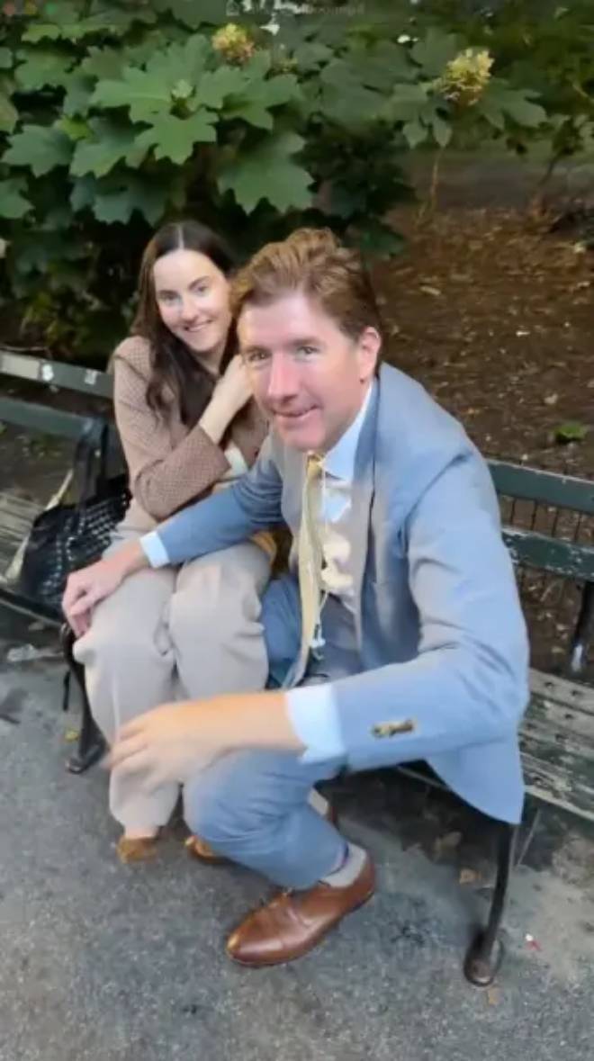 Couple d'avocats sur un banc de Central Park film&eacute; par le tiktoker Jay Guapo