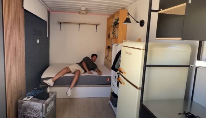Eloy Quijada dans sa tiny house