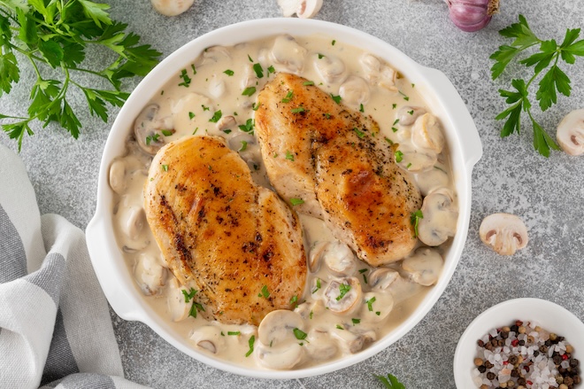 poulet mijot&eacute; &agrave; la cr&egrave;me et aux champignons