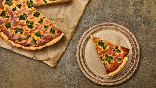 part de quiche dans une assiette