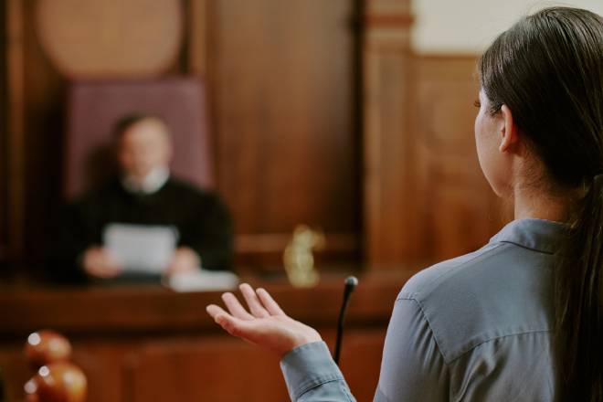 Femme témoignant dans une salle d'audience