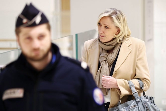 Marine Le Pen arrivant au tribunal de Paris
