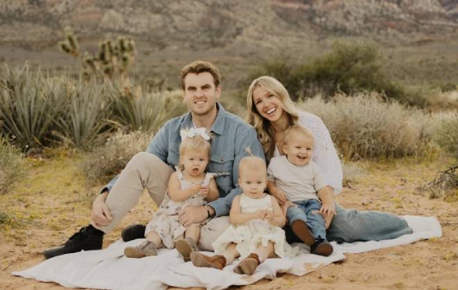 Kyrsten et Dayne Brown avec leurs tripl&eacute;s
