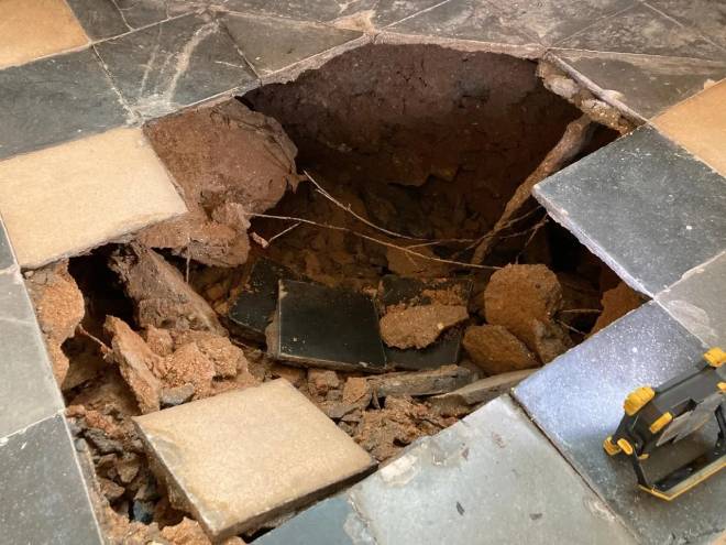 Trou au sol dans l'&eacute;glise de Ginchy