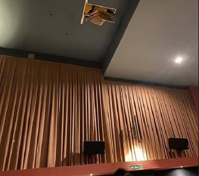 Trou dans le toit d'une salle de cinéma