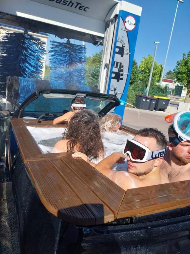 Groupe d'amis ayant install&eacute; une piscine dans leur Twingo