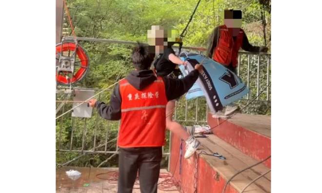 Adolescente s'&eacute;lan&ccedil;ant dans le vide pour une tyrolienne