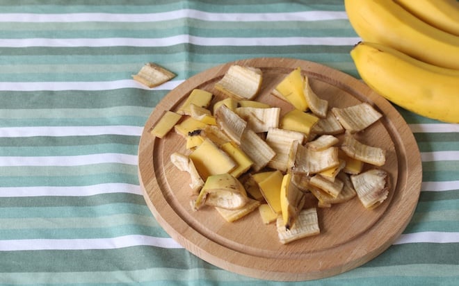 des peaux de banane coupées sur un plateau