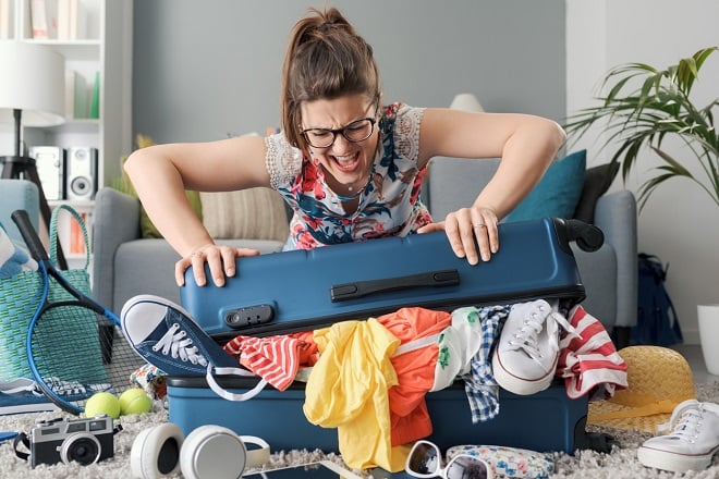 Femme stressée qui fait ses valises