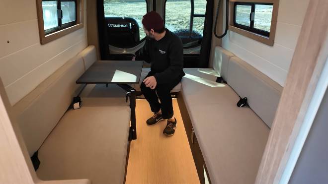 Espace de vie dans le Sequoia Salt Vans
