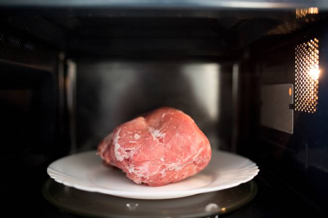 Viande de porc qui d&eacute;cong&egrave;le au micro-ondes