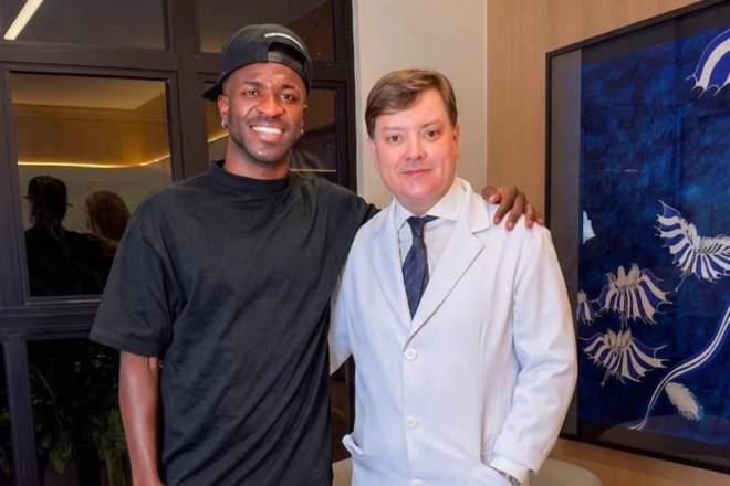 Vinicius Jr. avec son chirurgien esth&eacute;tique