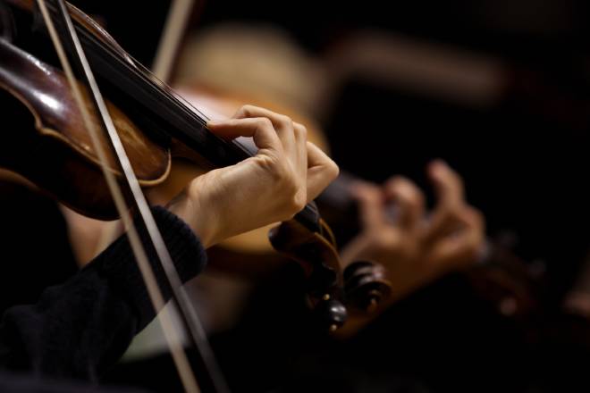 Gros plan sur les mains d'une violoniste