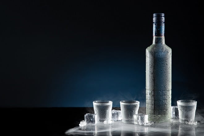 Bouteille de vodka avec des verres à shots