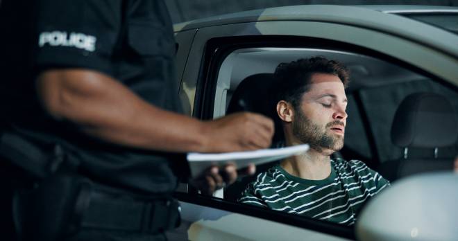 Conducteur interpell&eacute; en voiture par la police