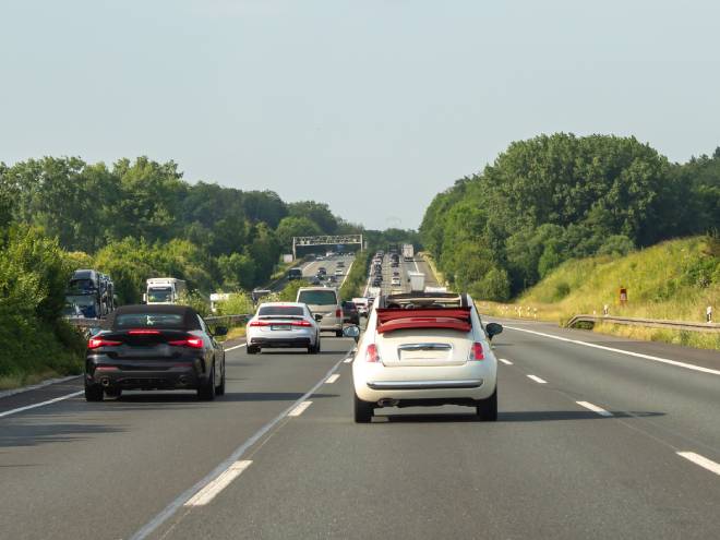 Autoroute encombr&eacute;e par la circulation