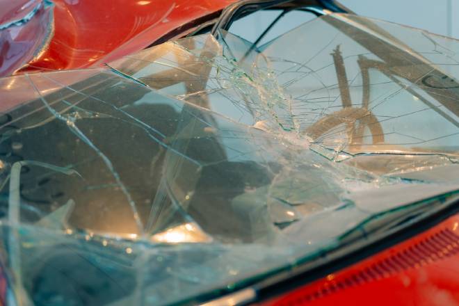 Pare-brise de voiture enfonc&eacute;