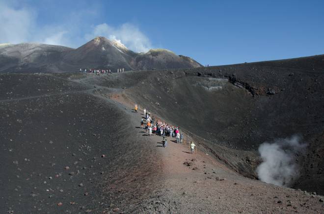 L'ascension de l'Etna par des touristes