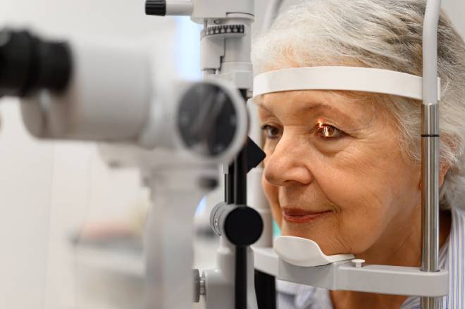 Retrait&eacute;e effectuant un examen oculaire