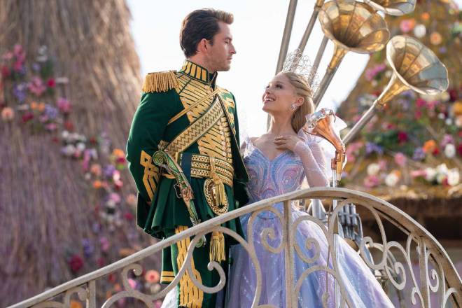 Jonathan Bailey et Ariana Grande dans Wicked
