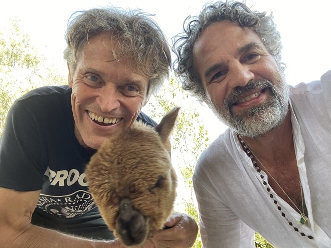 Willem Dafoe dans sa ferme avec un alpaga et Mark Ruffalo