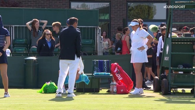 Arbitre central de tennis discutant avec Jelena Ostapenko