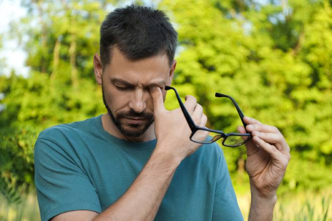Homme souffrant de fatigue oculaire
